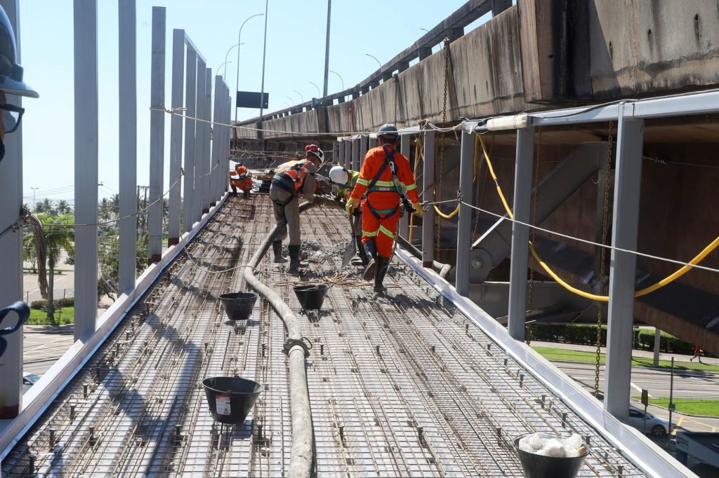 Obras avançam na Terceira Ponte e ciclovia começa a receber o concreto no piso