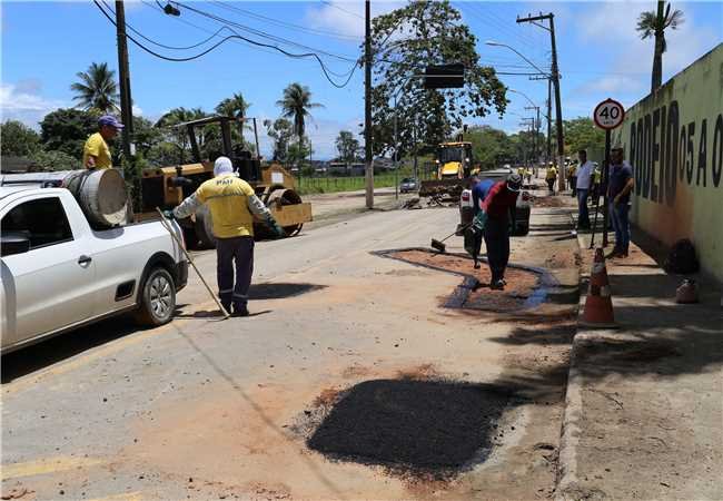 Itapemirim restaura pavimento em via estadual para atender demanda da população