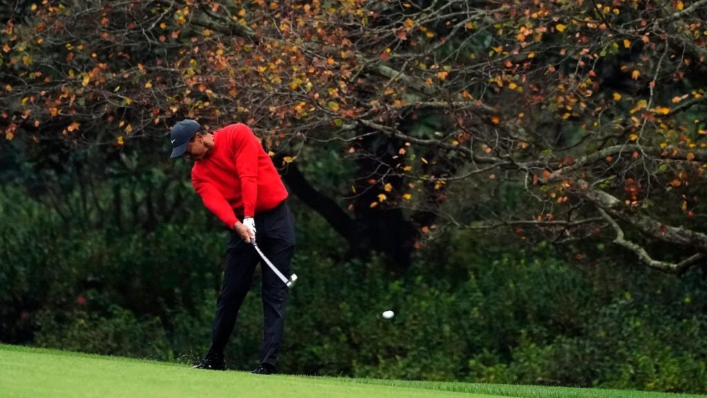 Tiger Woods compartilha um vídeo de si mesmo jogando uma bola de golfe