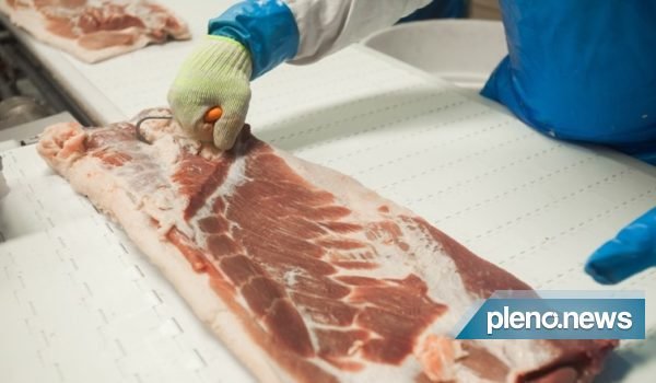 Supermercado é denunciado por vender carne e frios vencidos
