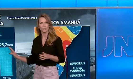 Jornalista diz não confirmar saída da Globo e aparece no JN