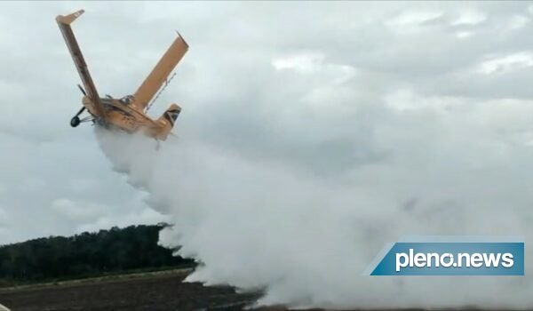 Vídeo: Asas de avião quebram, aeronave cai, e piloto sobrevive
