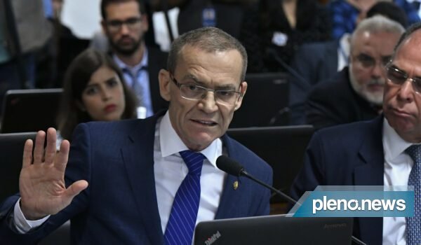 Senador Fabiano Contarato deixa a Rede e se filia ao PT