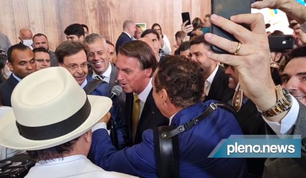 Jair Bolsonaro recebe grupo de sanfoneiros no Planalto