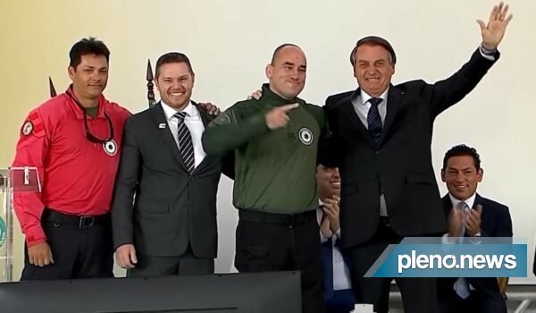 Bolsonaro agradece policiais que salvaram sua vida após facada