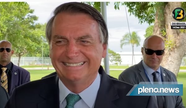 Vídeo: Bolsonaro ajuda mulher a renegociar dívida com a Caixa
