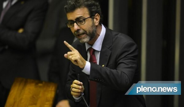 Marcelo Freixo vai à igreja aliada de Bolsonaro, diz colunista