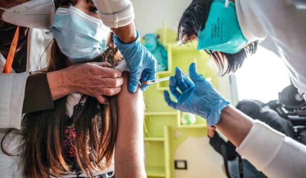 PT vai ao STF para governo ‘criar’ plano de vacinação de crianças