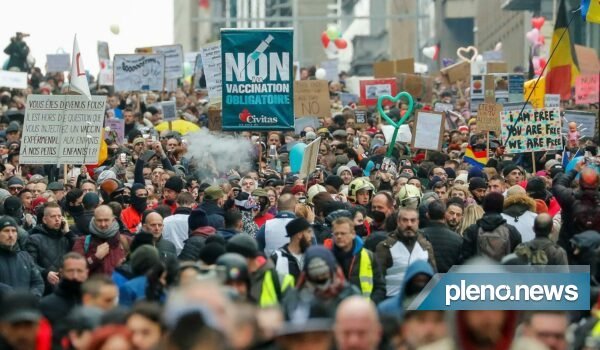 Milhares vão às ruas em protesto contra restrições na Bélgica