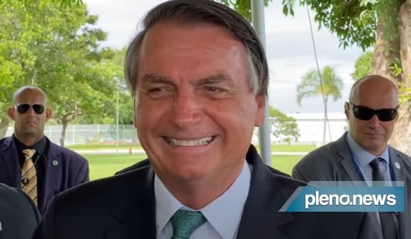 Jair Bolsonaro retorna à Brasília após estadia no Guarujá, em SP