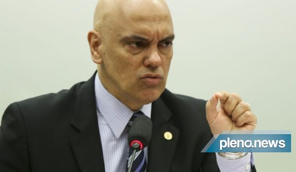 Moraes cobra Bolsonaro sobre exposição de técnicos da Anvisa