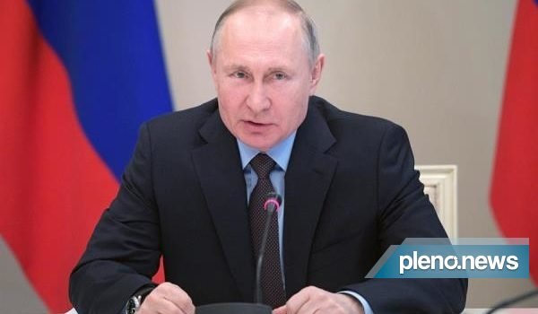 Putin diz que Sputnik V é altamente eficaz contra Ômicron