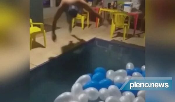 Jovem exibe vídeo de pulo em piscina que o deixou tetraplégico