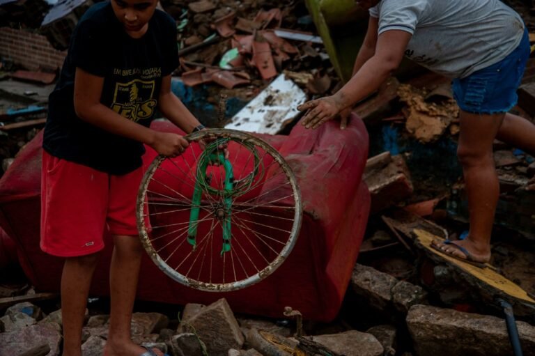 Fotos mostram casas destruídas por inundações em Itambé, na Bahia