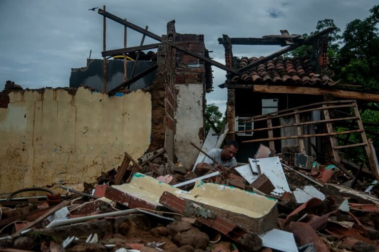 Fotos mostram casas destruídas por inundações em Itambé, na Bahia