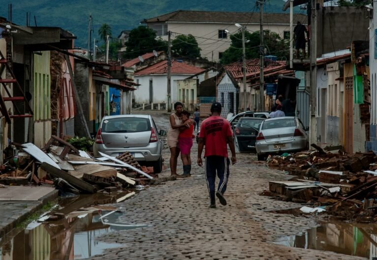 Fotos mostram casas destruídas por inundações em Itambé, na Bahia