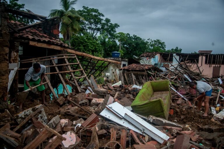 Fotos mostram casas destruídas por inundações em Itambé, na Bahia