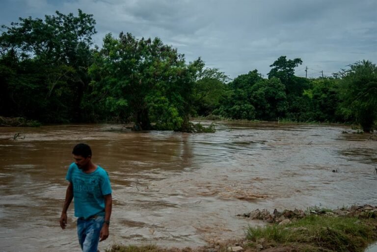 Fotos mostram casas destruídas por inundações em Itambé, na Bahia