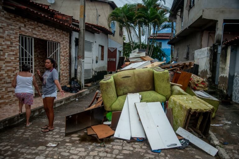 Fotos mostram casas destruídas por inundações em Itambé, na Bahia