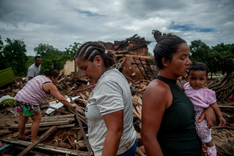 Fotos mostram casas destruídas por inundações em Itambé, na Bahia