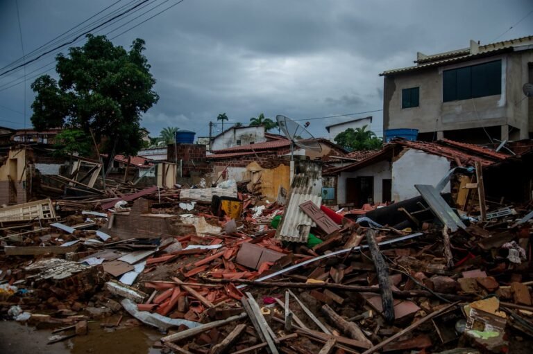 Fotos mostram casas destruídas por inundações em Itambé, na Bahia