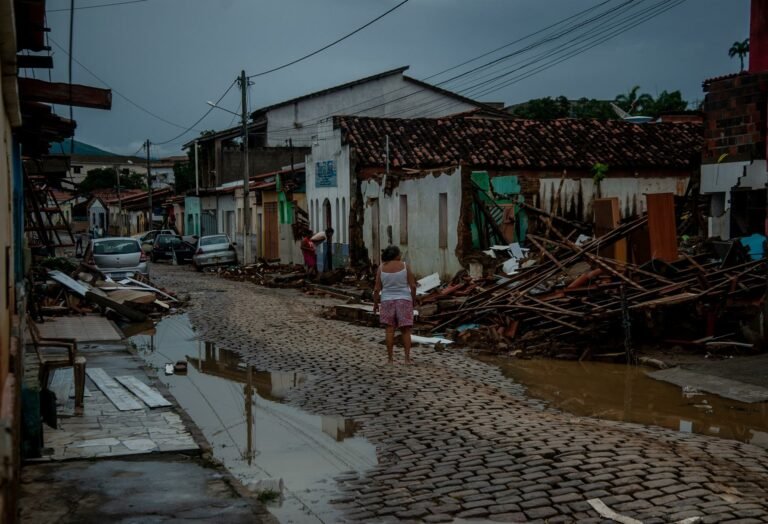 Fotos mostram casas destruídas por inundações em Itambé, na Bahia