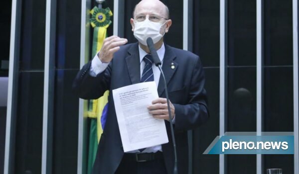 Bolsonaro fala em não vacinar filha e petista questiona: ‘Será caso para Conselho Tutelar?’