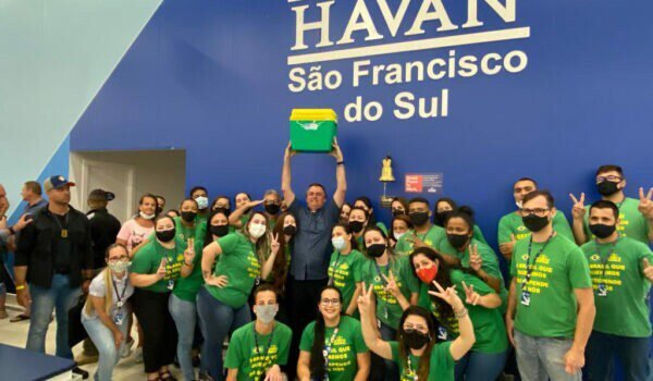 Bolsonaro visita loja da Havan em SC e canta “grito de guerra”