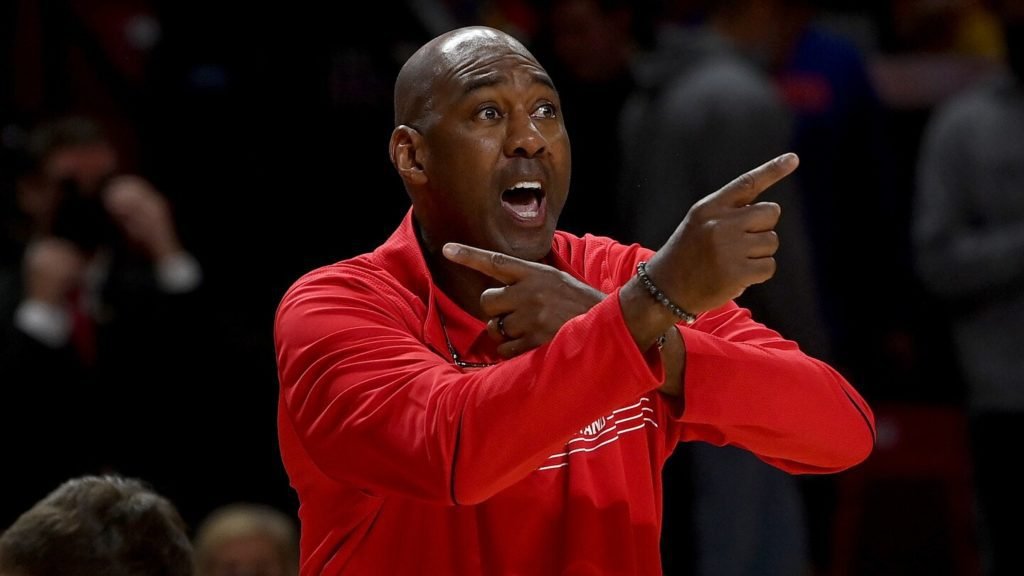 Danny Manning, na estreia provisória de Maryland, não consegue encontrar uma maneira contra Northwestern