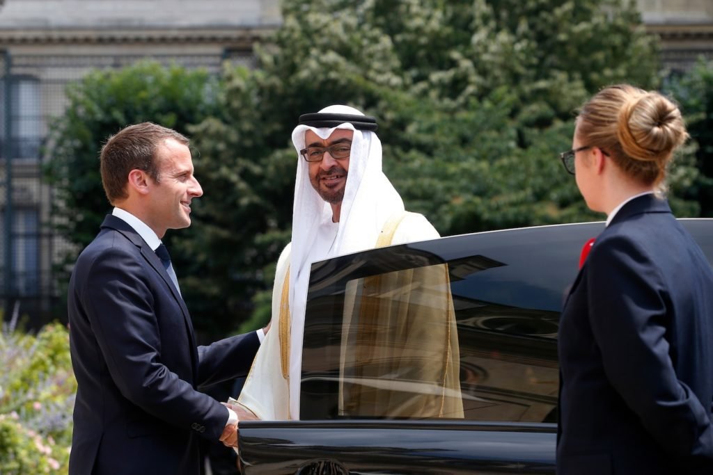 França assina mega-acordo de armas com os Emirados Árabes Unidos enquanto Macron faz turismo no Golfo