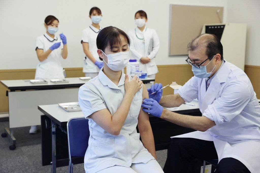 Japão inicia vacinações de reforço contra COVID em meio ao medo do ômicron