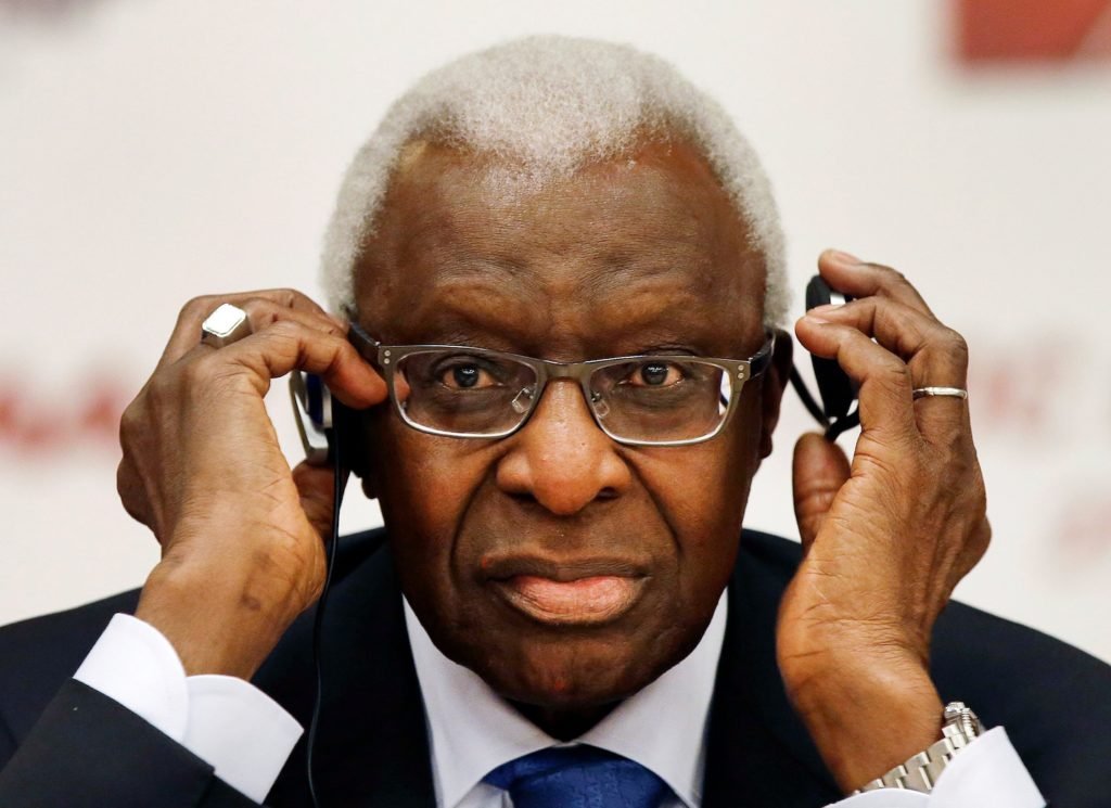 Lamine Diack, líder desgraçado de uma organização atlética internacional, morre aos 88 anos