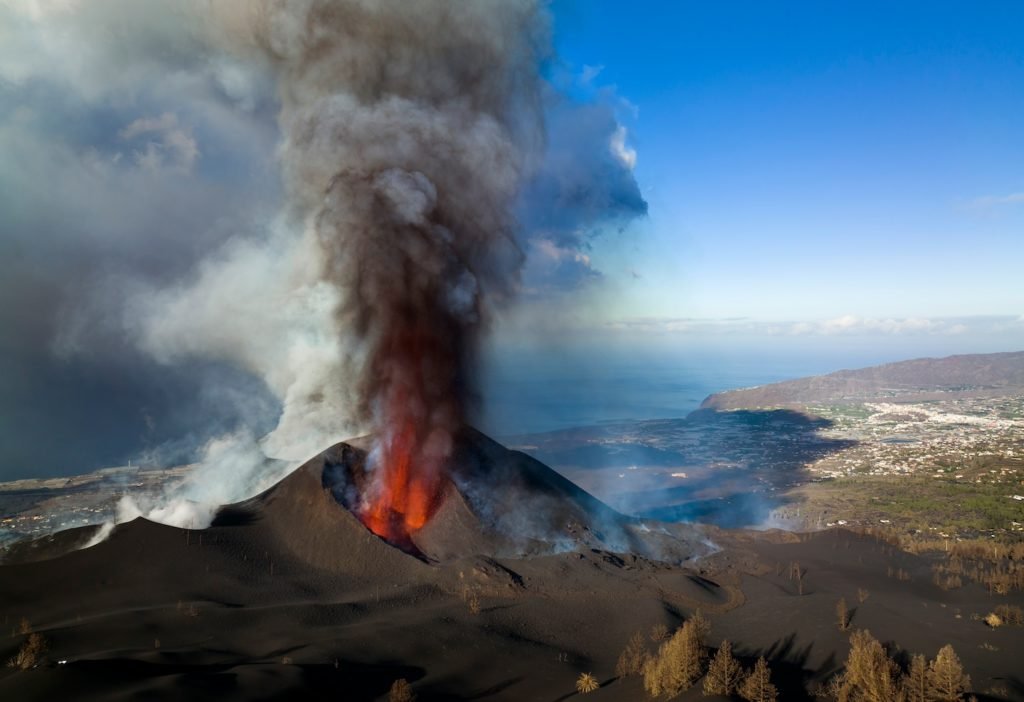 Lava vulcânica ameaça igreja, mais casas em La Palma