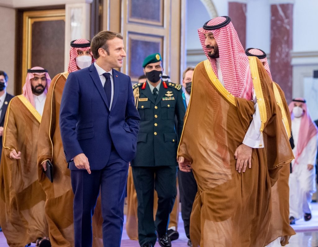Macron da França encontra príncipe herdeiro da Arábia Saudita na última parada no Golfo