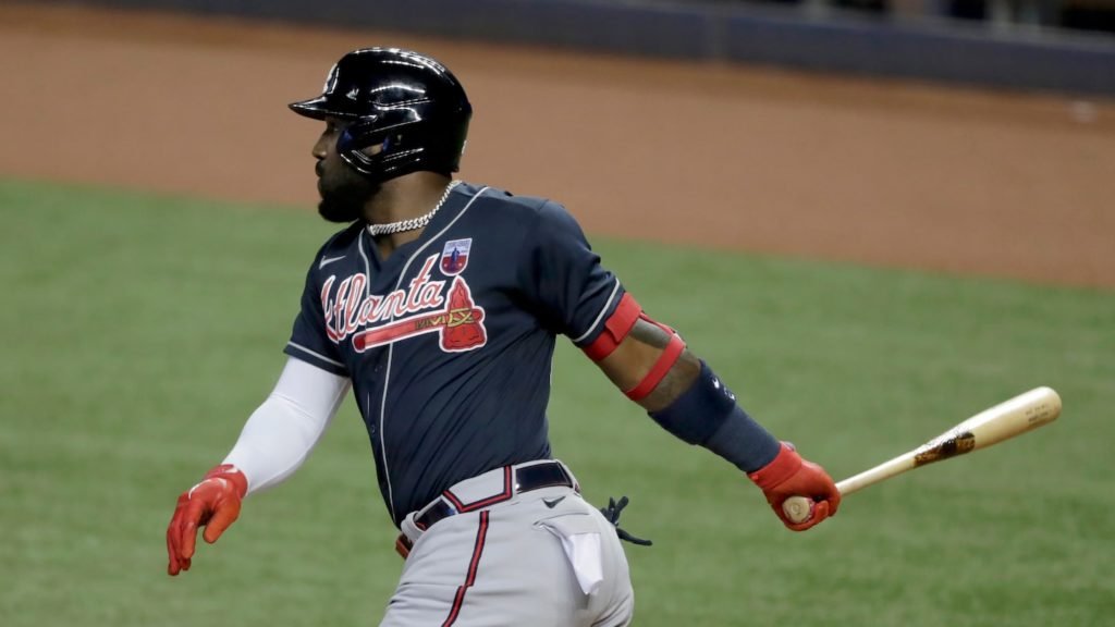 Marcell Ozuna, de Braves, é visto agarrando o pescoço da esposa em uma câmera corporal