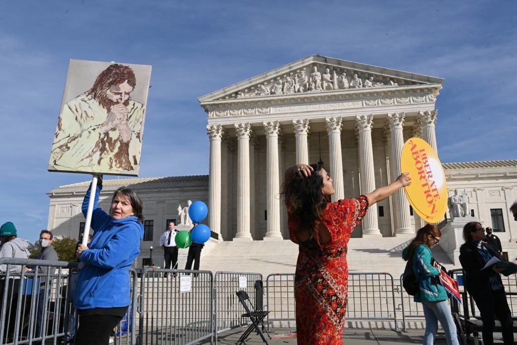O esforço de décadas por parte dos oponentes do aborto levou o tribunal à margem da revisão Roe vs. Wade.