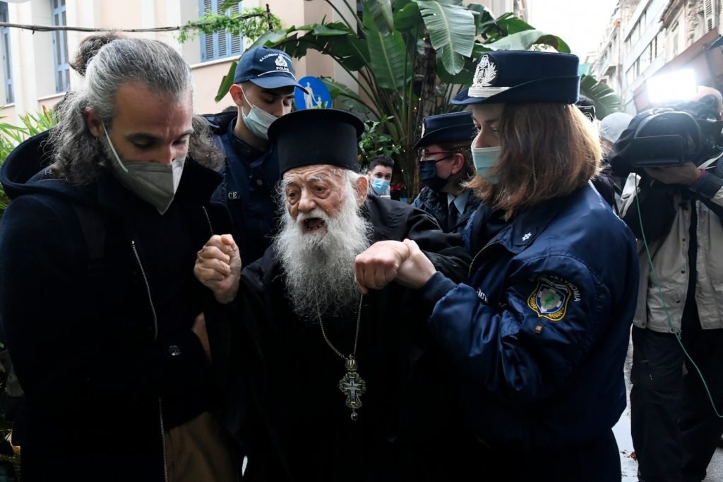 Padre ortodoxo protestando incomoda Papa em visita à Grécia