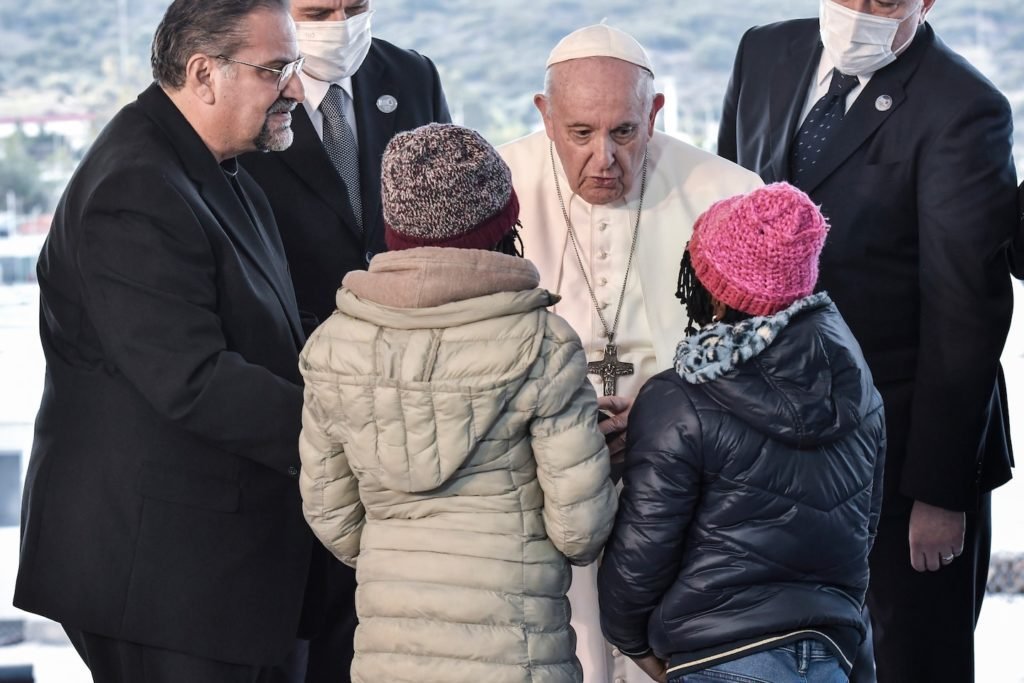 Papa Francisco visita Lesbos, Grécia, campo de migrantes, desafia a Europa em direitos humanos