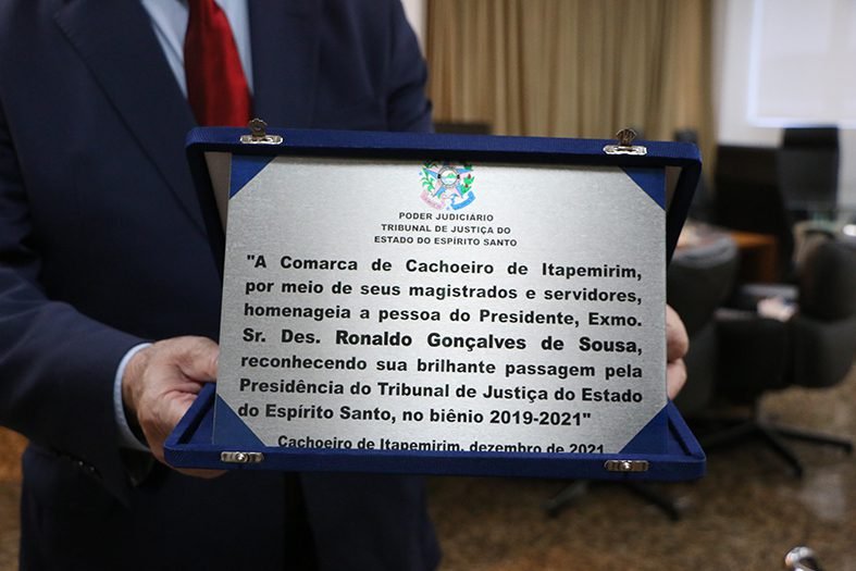 Placa de homenagem da comarca de Cachoeiro de Itapemirim para o presidente do TJES, desembargador Ronaldo Gonçalves de Sousa.