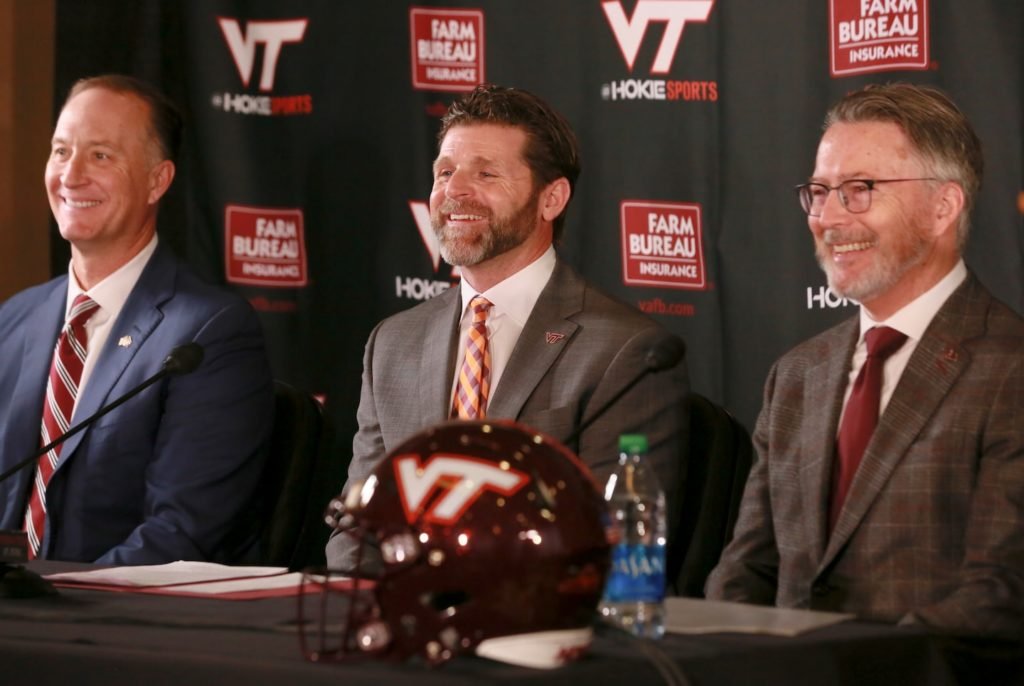 Virginia Tech apresenta Brent Pry como próximo treinador de futebol