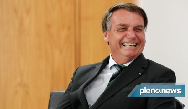 Assessor mostra Bolsonaro no meio do povo e ironiza pesquisas