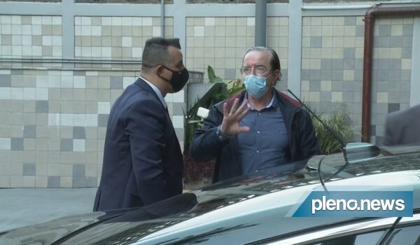 Médico de Bolsonaro chega a hospital para avaliar cirurgia