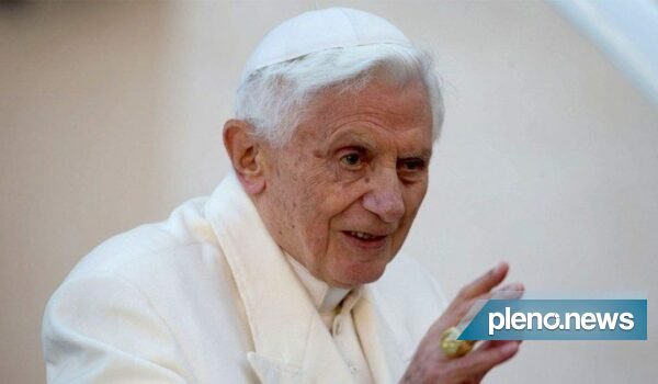 Papa Bento XVI acobertou padre suspeito de abusos, diz jornal