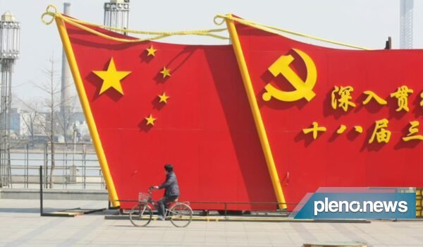 Site ‘elogia’ ditador chinês, sofre chuva de críticas e se desculpa