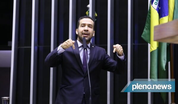 Ex-assessor acusa candidato ao Planalto de suposta rachadinha