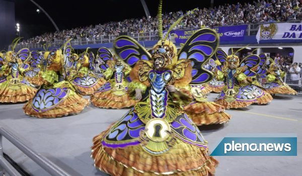 Desfile de Carnaval em SP segue mantido, agora com máscaras