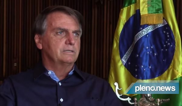 Bolsonaro culpa ‘roubalheira’ na Petrobras pelo preço da gasolina
