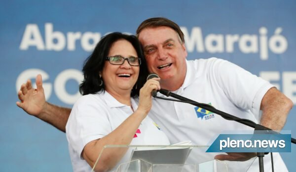 Bolsonaro convida Damares para concorrer ao Senado por SP