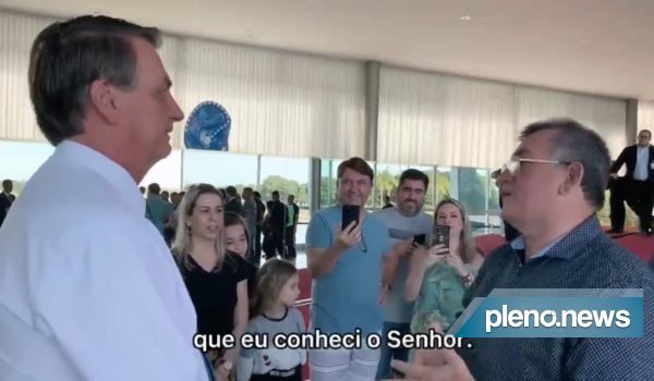 Bolsonaro recebe apoiadores em visita ao Palácio da Alvorada