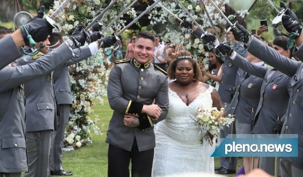 Jojo Todynho se casa com oficial do exército, em sítio no RJ